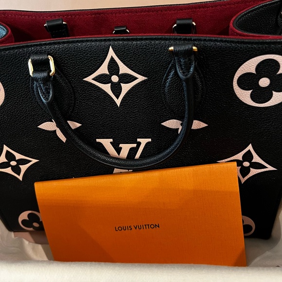 LV on the go black and cream MM Only one on Poshmark this bag  very hard to find - Picture 5 of 16